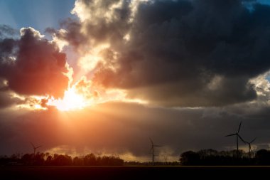 Günbatımı üzerinde alanında yel değirmenleri