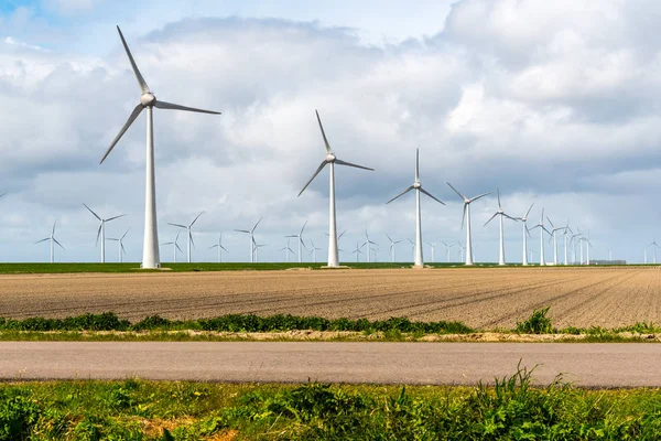 Molinos de viento en el campo — Foto de Stock