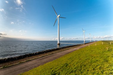 Okyanus'daki yel değirmenleri