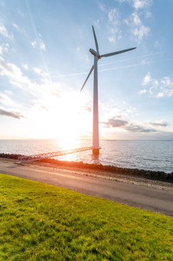 Okyanusta yel değirmeni