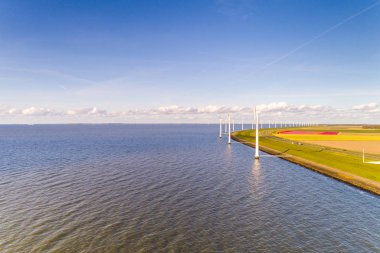 Okyanus'daki yel değirmenleri