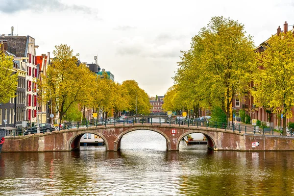 Dużym Tarasem Widokiem Stare Historyczne Amsterdamie — Zdjęcie stockowe