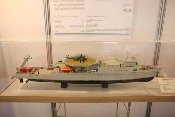 在贝尔格莱德船展，狩猎和捕鱼船的模型 — 图库照片