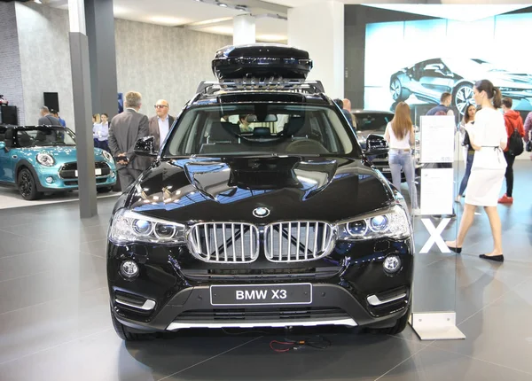 BMW Belgradin autonäyttelyssä — kuvapankkivalokuva