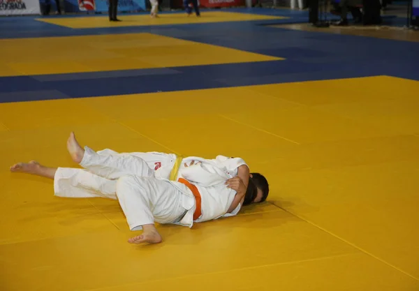 Niños en judo match — Foto de Stock