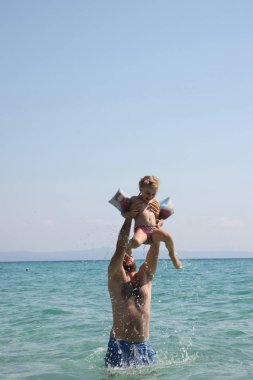 Baba ve kızı deniz