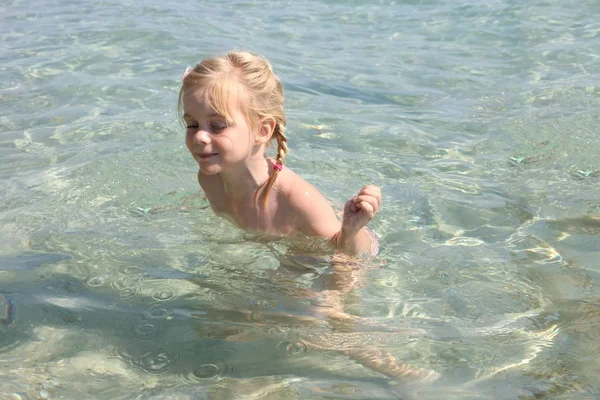Дитяча дівчинка в морі — стокове фото
