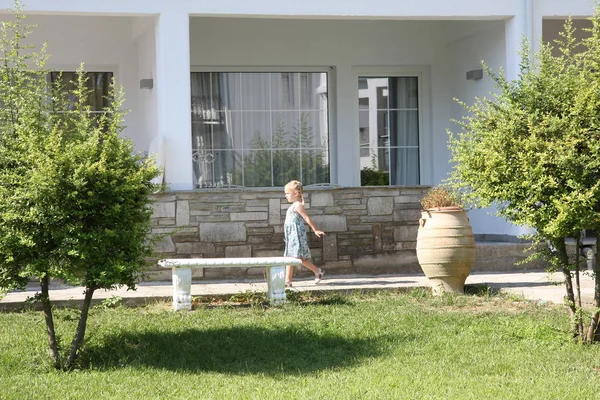 Meisje van de baby wandelen — Stockfoto