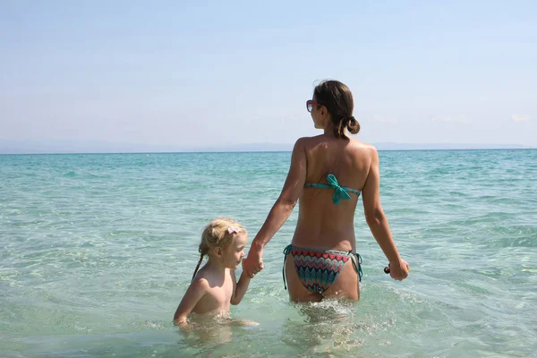 Мати і дочка в морі — стокове фото