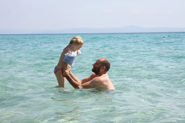 Батько і дочка в морі — стокове фото