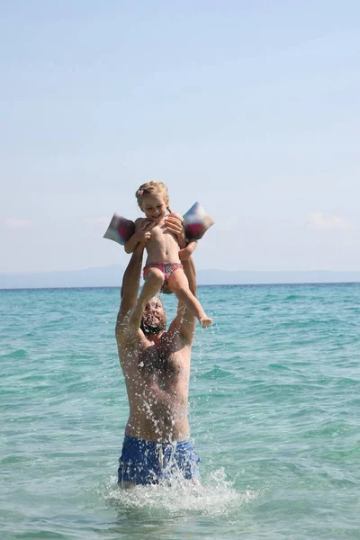 Батько, мати і дочка в морі — стокове фото