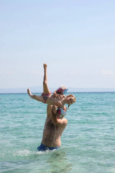 Father and daughter in the sea — Stock Photo, Image