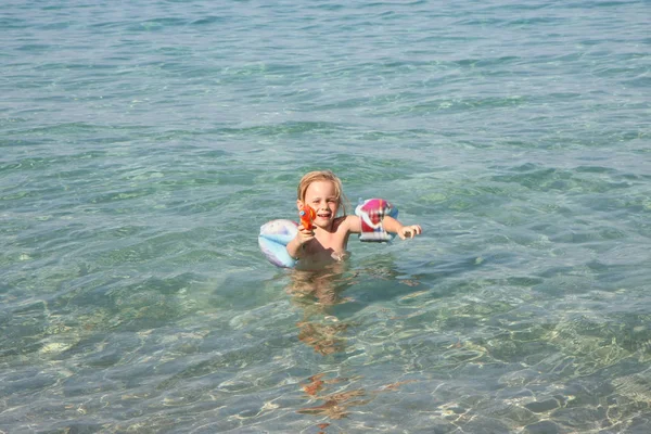 Дитяча дівчинка в морі — стокове фото