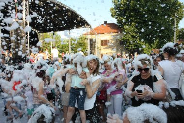 Köpük partisinde insanlar