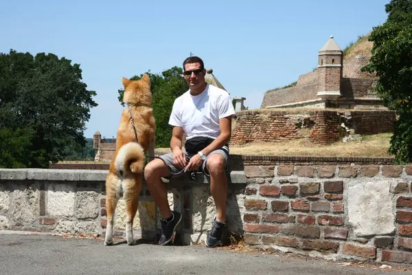 Homem e cão no parque público — Fotografia de Stock