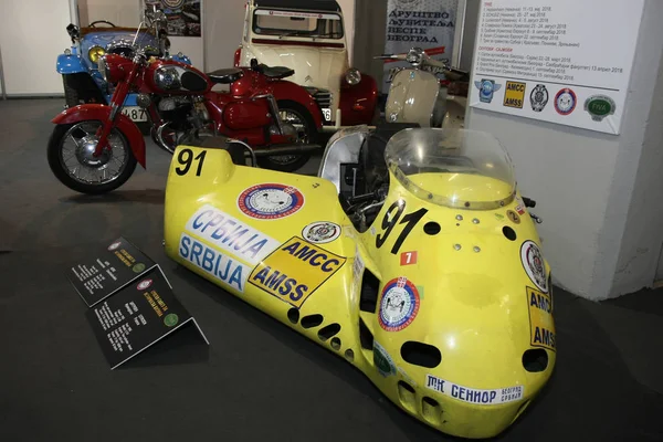 Une vieille moto sidecar au Salon de l'auto de Belgrade — Photo