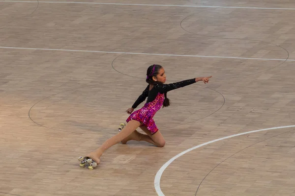 Artistik patinaj sunumundaki güzel kız