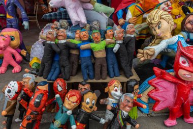 Quito, Pichincha, Ekvador, 30 Aralık 2019. Sokaklarda satılık bir grup kukla.