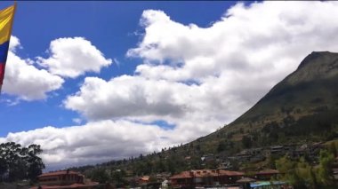 Ekvador bayrağının bir manzarada dalgalanması