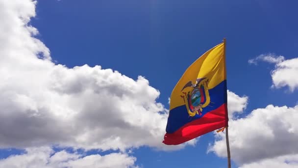 Close Van Ecuadoraanse Vlag Die Wappert Met Wind Een Blauwe — Stockvideo