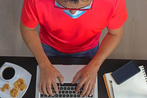 Снимок Человека Работающего Дома Своим Ноутбуком Рядом Кофе Печеньем Мобильным — стоковое фото