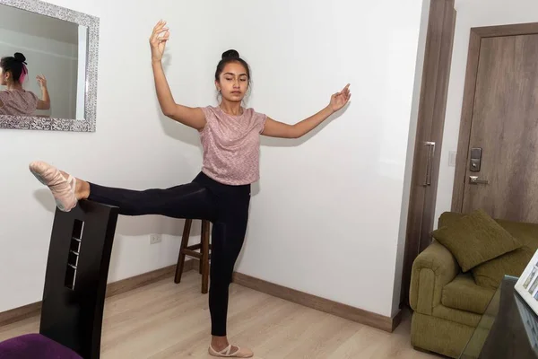 Bambina Braccia Aperte Gamba Sollevata Sulla Sedia Praticando Balletto Ginnastica — Foto Stock