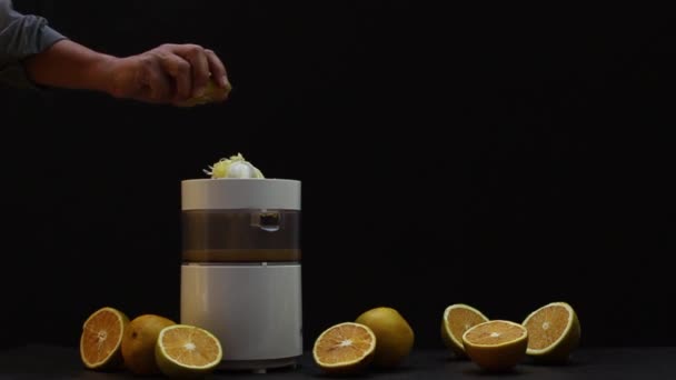 Video Una Mano Apretando Naranjas Una Máquina Con Varias Naranjas — Vídeos de Stock