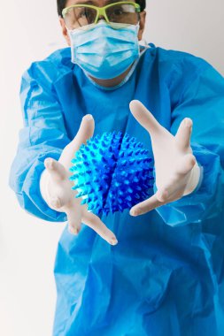 Koruyucu teçhizatlı doktor büyültülmüş bir virüsü yakalamaya çalışıyor.
