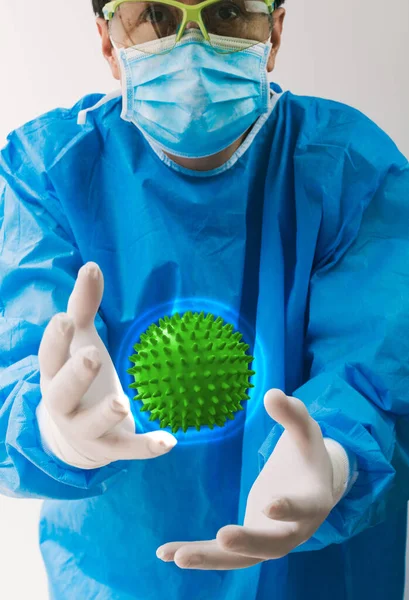 Wirus Korony Unosi Się Powietrzu Jako Lekarz Sprzęcie Ochronnym Uważnie — Zdjęcie stockowe