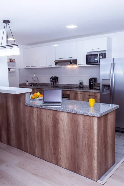 Cocina Una Casa Con Ordenador Una Taza Café Mostrador Espacio — Foto de Stock