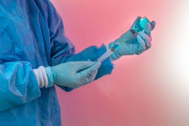 Şırınga, tıbbi enjeksiyon, narkotik ya da elinde sıvı ilaç, avuç içi ya da parmak. İlaçlar için plastik aşı. Bir doktor çözümü klinikteki şişeden şırıngaya yerleştirir. Seçici odak, renkli