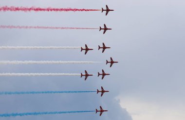 Gökyüzündeki renkli çizgiler Bulutlu gökyüzünde uçan uçakların arkasında 