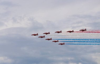 Gökyüzündeki renkli çizgiler Bulutlu gökyüzünde uçan uçakların arkasında 