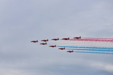 Gökyüzündeki renkli çizgiler Bulutlu gökyüzünde uçan uçakların arkasında 