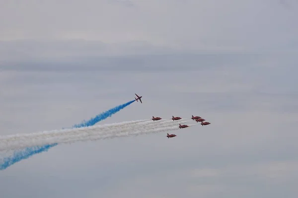 Lignes Colorées Dans Ciel Derrière Les Avions Volant Dans Ciel — Photo