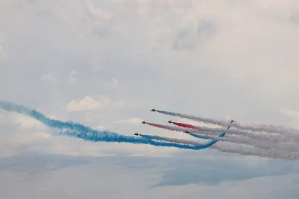 Lignes Colorées Dans Ciel Derrière Les Avions Volant Dans Ciel — Photo