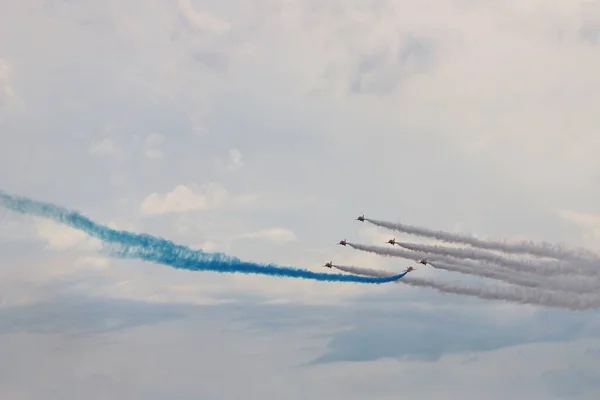 Lignes Colorées Dans Ciel Derrière Les Avions Volant Dans Ciel — Photo