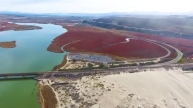 California sahil Lagoon üstgeçidin dron görünümü