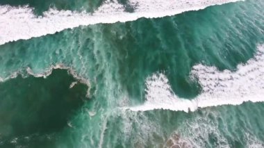 Son dakika dalgalar okyanus havadan görünümü