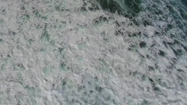 Luchtfoto Pan golven aan zand — Stockvideo