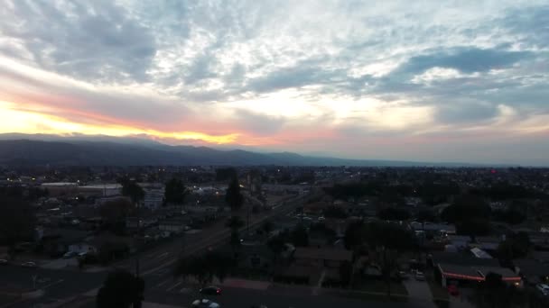Drone Flyover - Ascendendo em direção ao lindo céu do pôr do sol — Vídeo de Stock