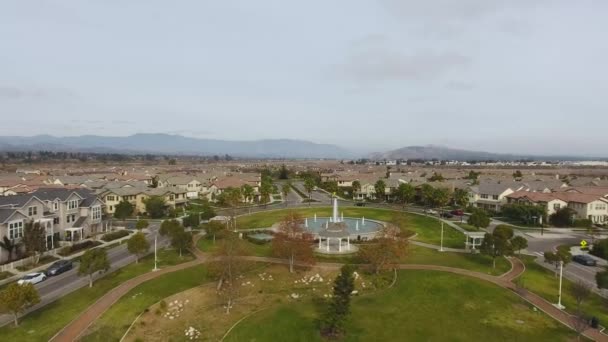 Drohnenüberflug - neue Gemeinde mit Park und Brunnen — Stockvideo