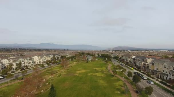 Drone köprü - Park ile yeni topluluk — Stok video