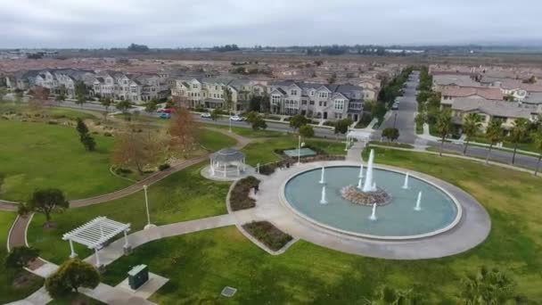 Survol de la fontaine du parc avec un grand quartier communautaire planifié — Video