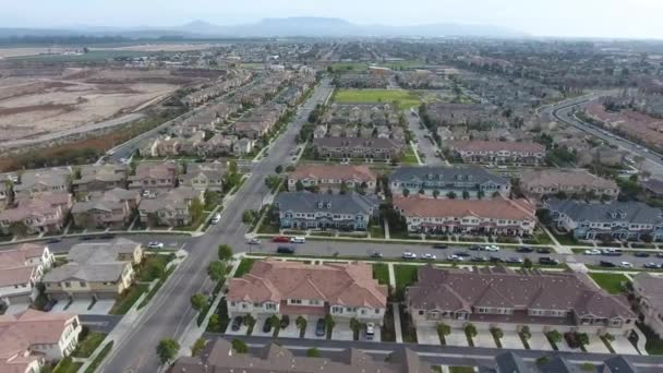 Schwenkbare Luftaufnahme eines großen geplanten Gemeindeviertels — Stockvideo