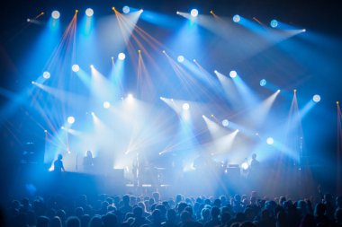 Konser sahne ışıkları. Aydınlatma donanımları