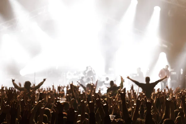 Lumières de scène sur le concert. Matériel d'éclairage — Photo