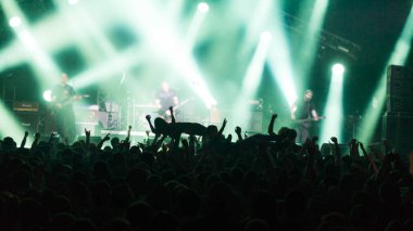 Konser sahne ışıkları. Aydınlatma donanımları