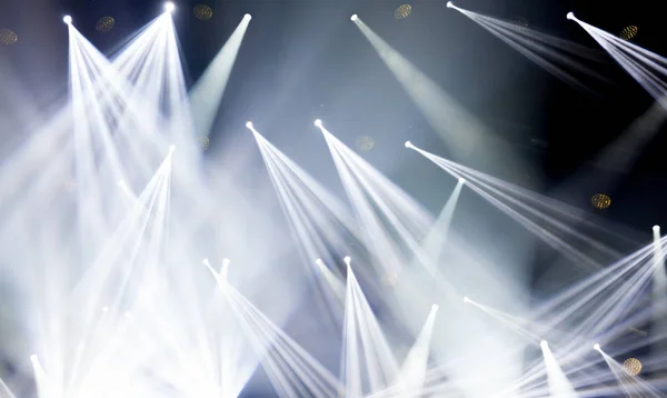 Światła sceny na koncert. Sprzęt oświetleniowy — Zdjęcie stockowe