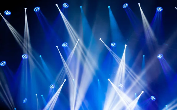 Światła sceny na koncert. Sprzęt oświetleniowy — Zdjęcie stockowe